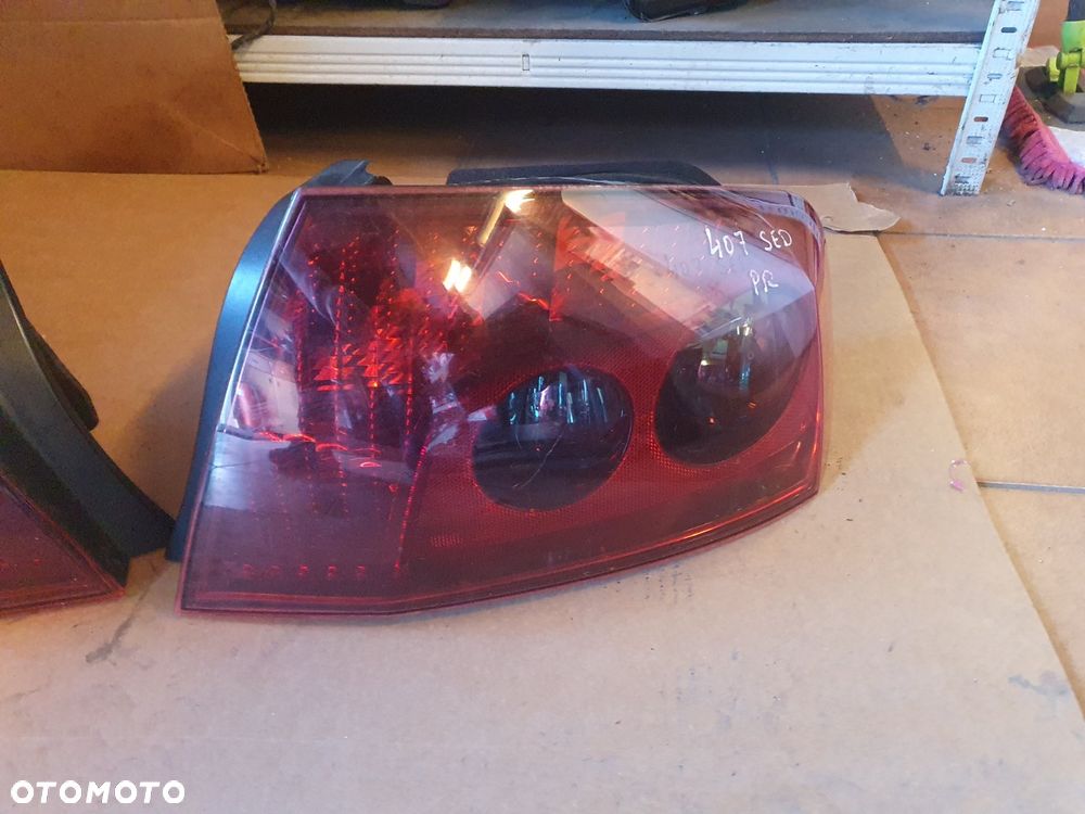 LAMPA L/P TYŁ PEUGEOT 407 SEDAN - 4