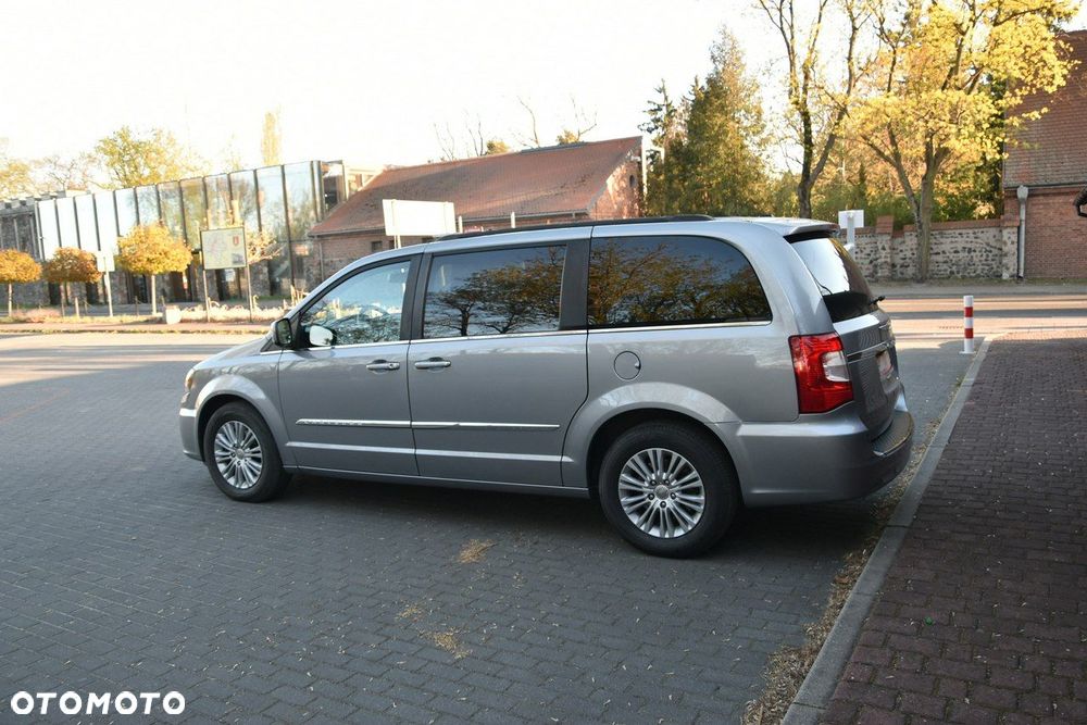 Chrysler Town & Country - 4