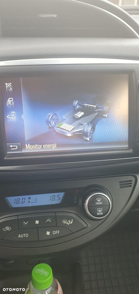 Toyota Yaris Hybrid 100 Premium - 8