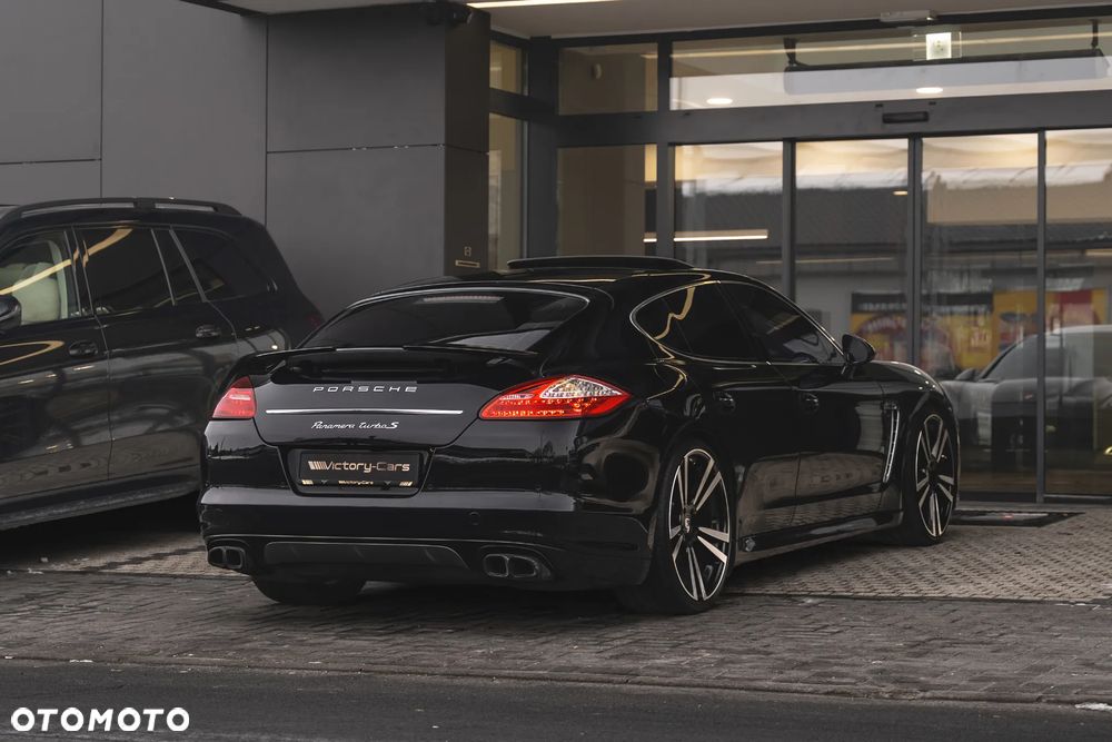 Porsche Panamera Turbo PDK - 17