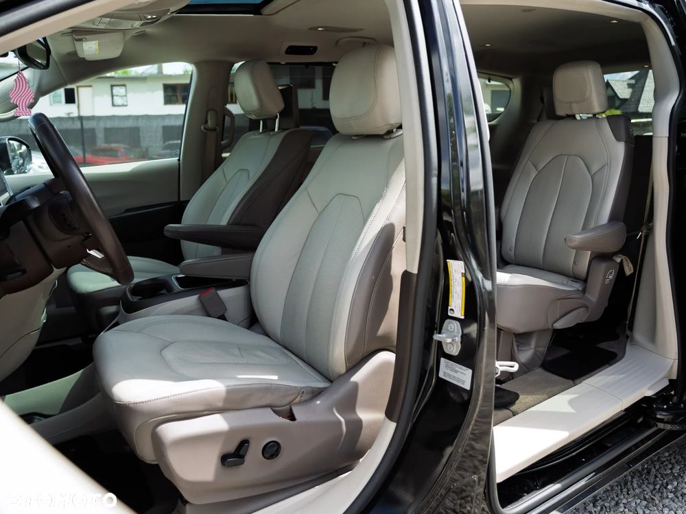 Chrysler Pacifica - 15