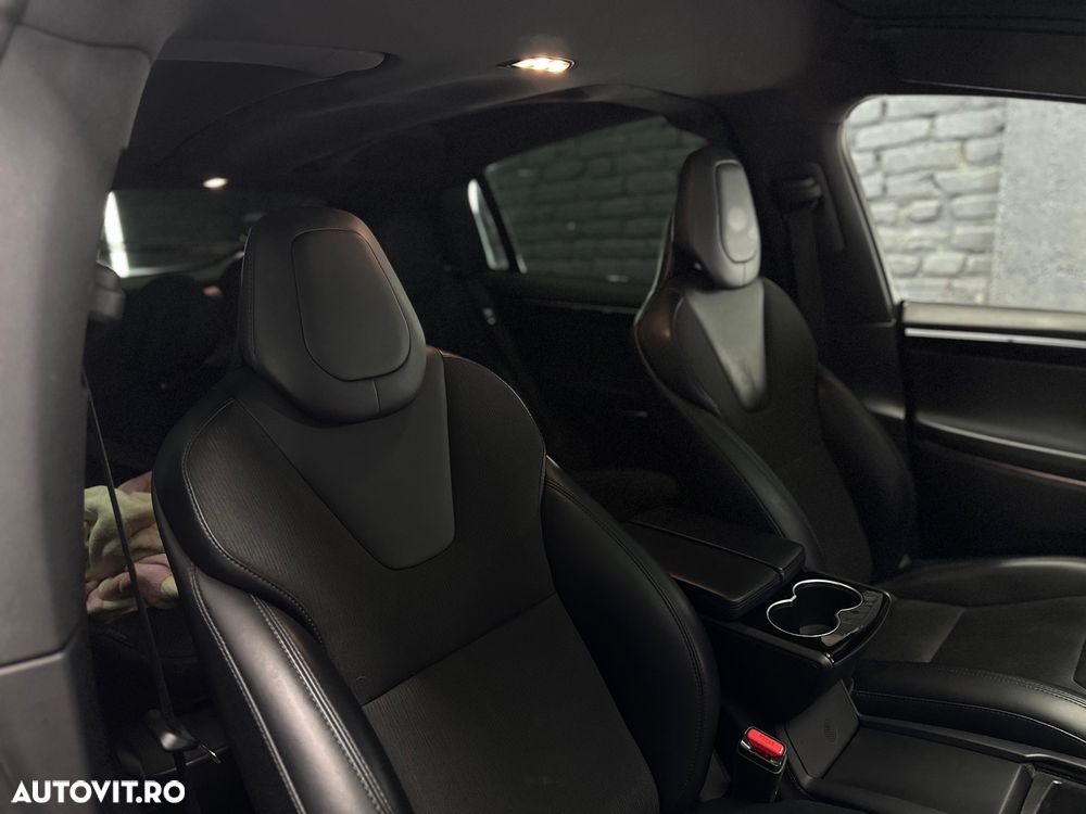 Tesla Model X - 18