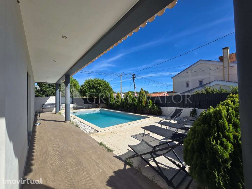 Moradia recente com piscina, 4 quartos, escritório e garagem - Grande imagem: 2/36