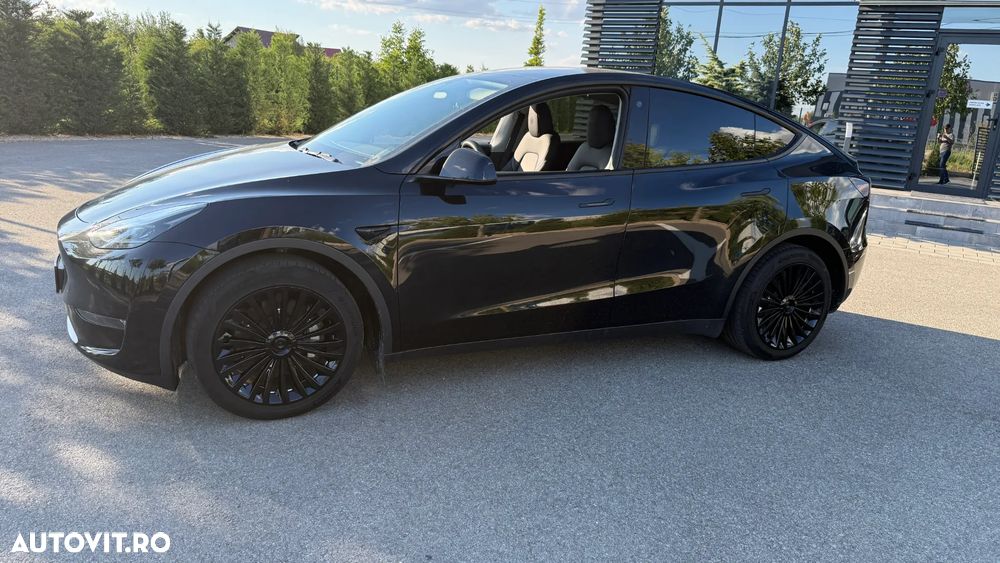 Tesla Model Y - 10