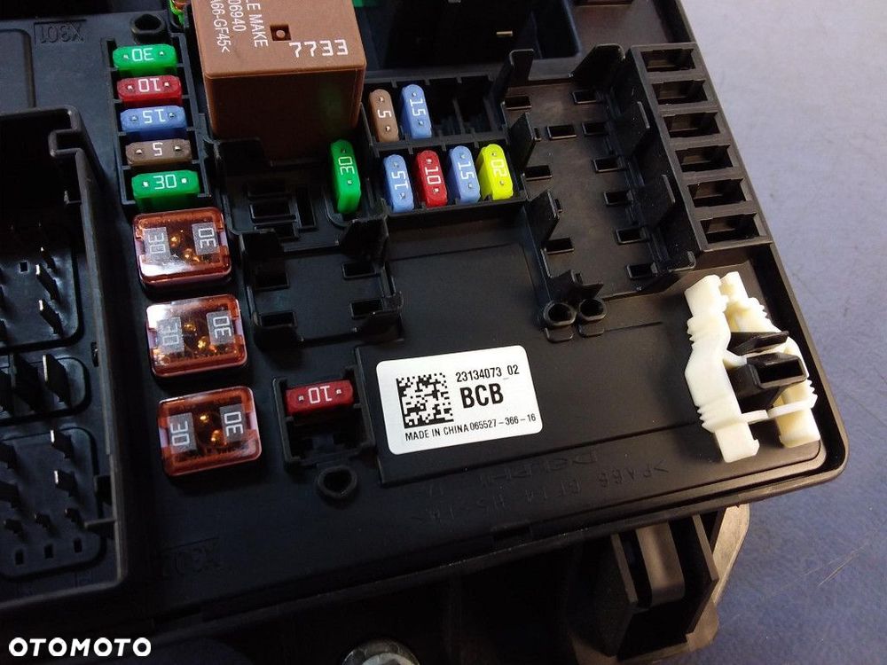 CADILLAC CTS III SKRZYNKA BEZPIECZNIKÓW 23134073 - 3