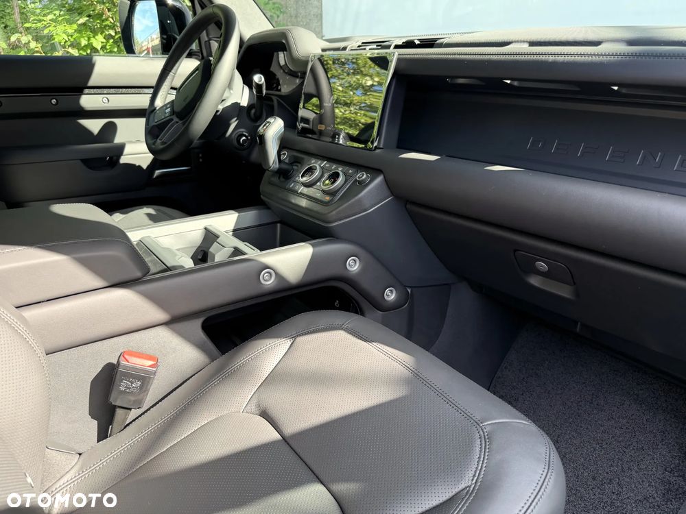 Land Rover Defender 110 D300 X-Dynamic HSE - 3