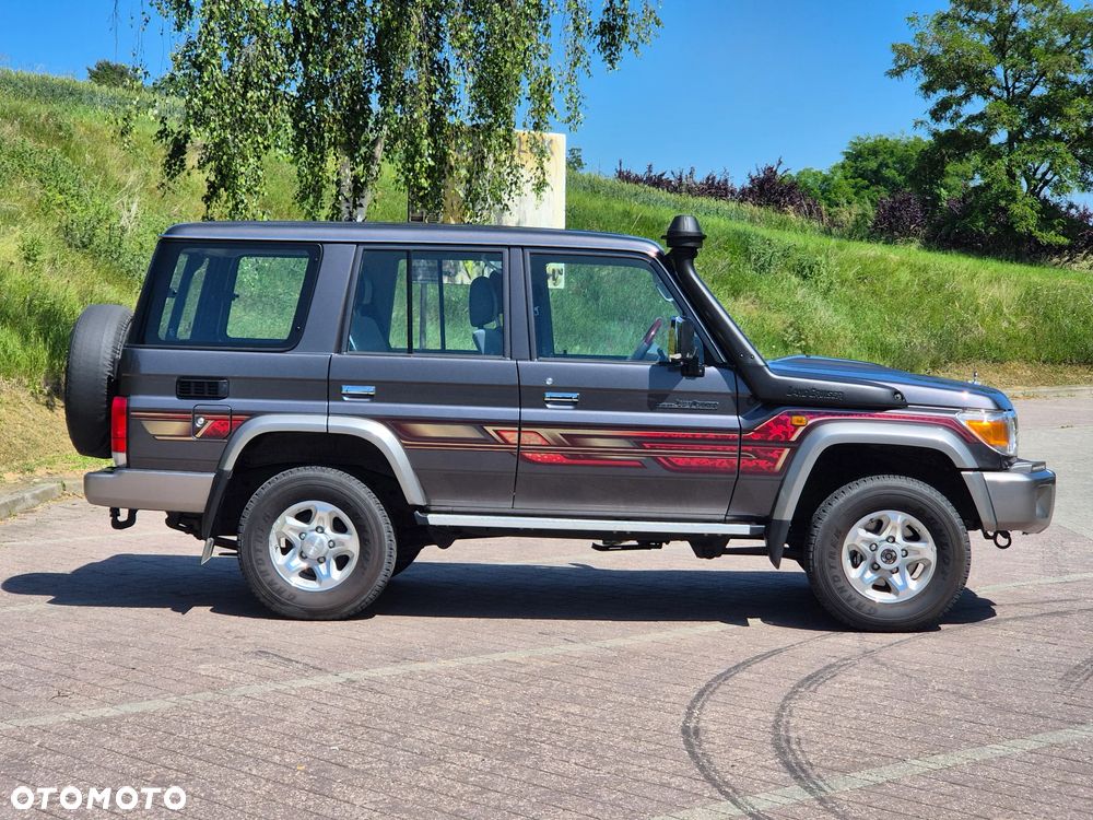 Toyota Land Cruiser - 4