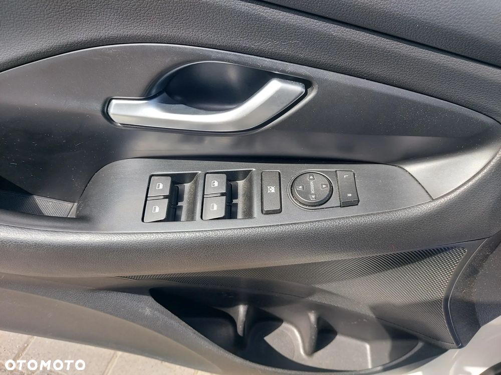 Hyundai i30 1.5 DPI Classic + - 17