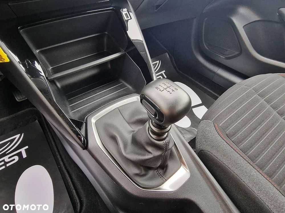 Peugeot 208 - 17