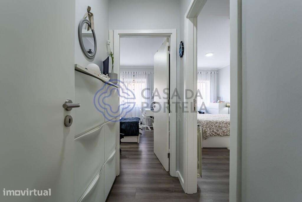 Excelente apartamento renovado com lugar de garagem e arrumo - Grande imagem: 4/25