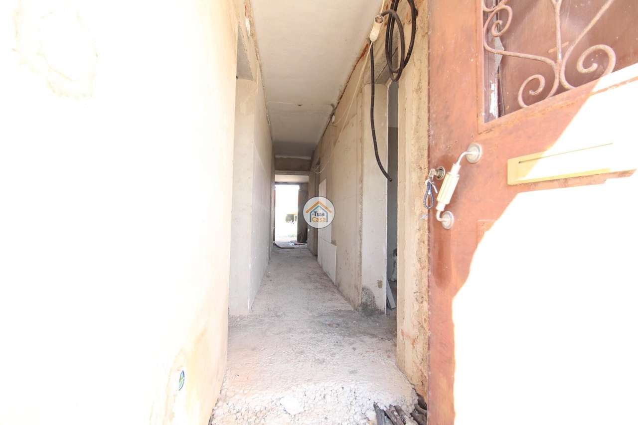 Moradia T3 com Quintal e Garagem em Recuperação Localizada na Aldeia d - Grande imagem: 2/25