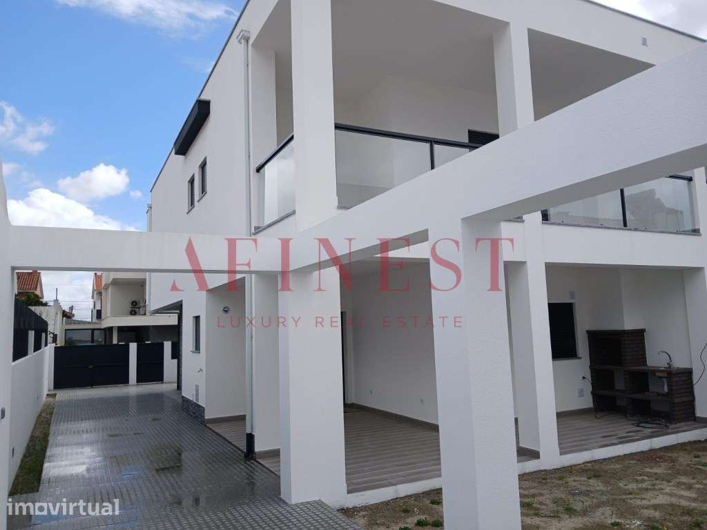 Moradia T3+1 com Excelentes Áreas e Espaço Exterior | Fernão Ferro - Grande imagem: 2/14