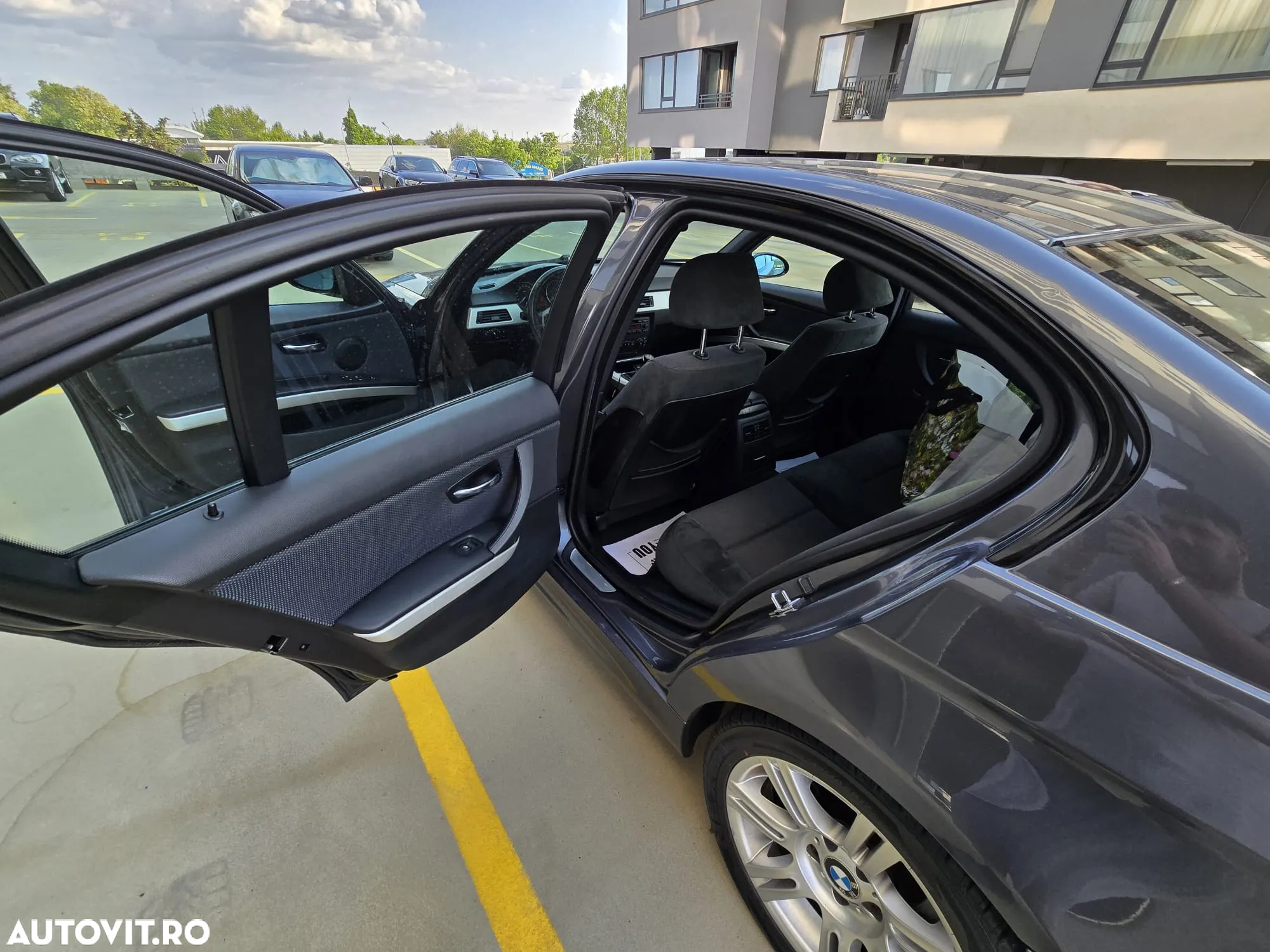 BMW Seria 3 318i Touring - 12