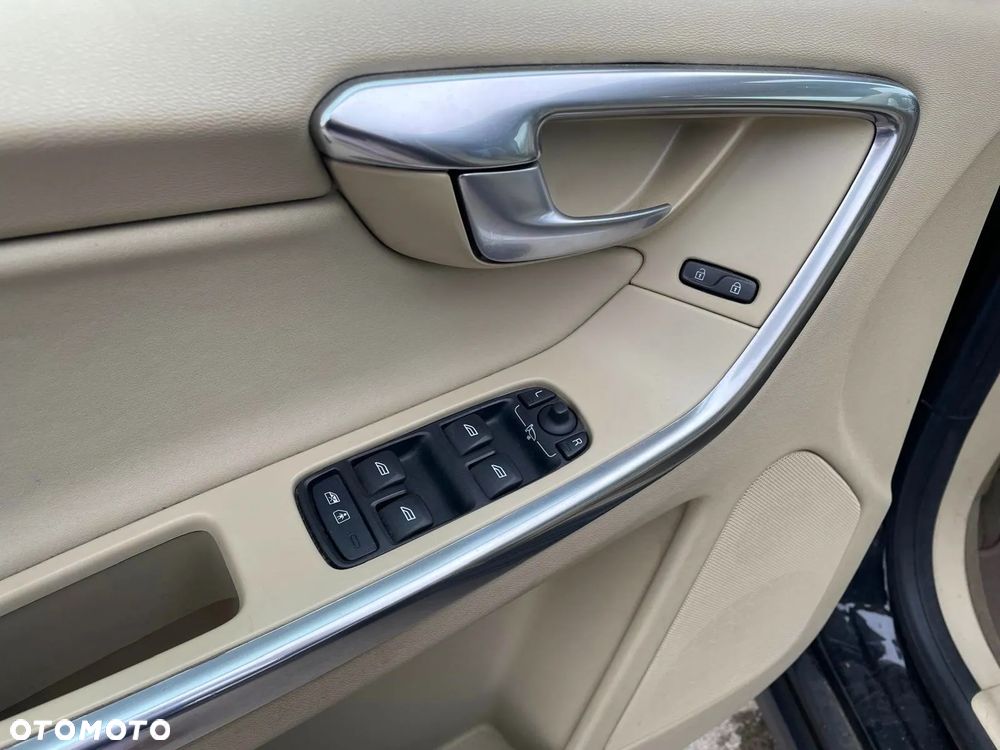 Volvo XC 60 D4 Momentum - 8