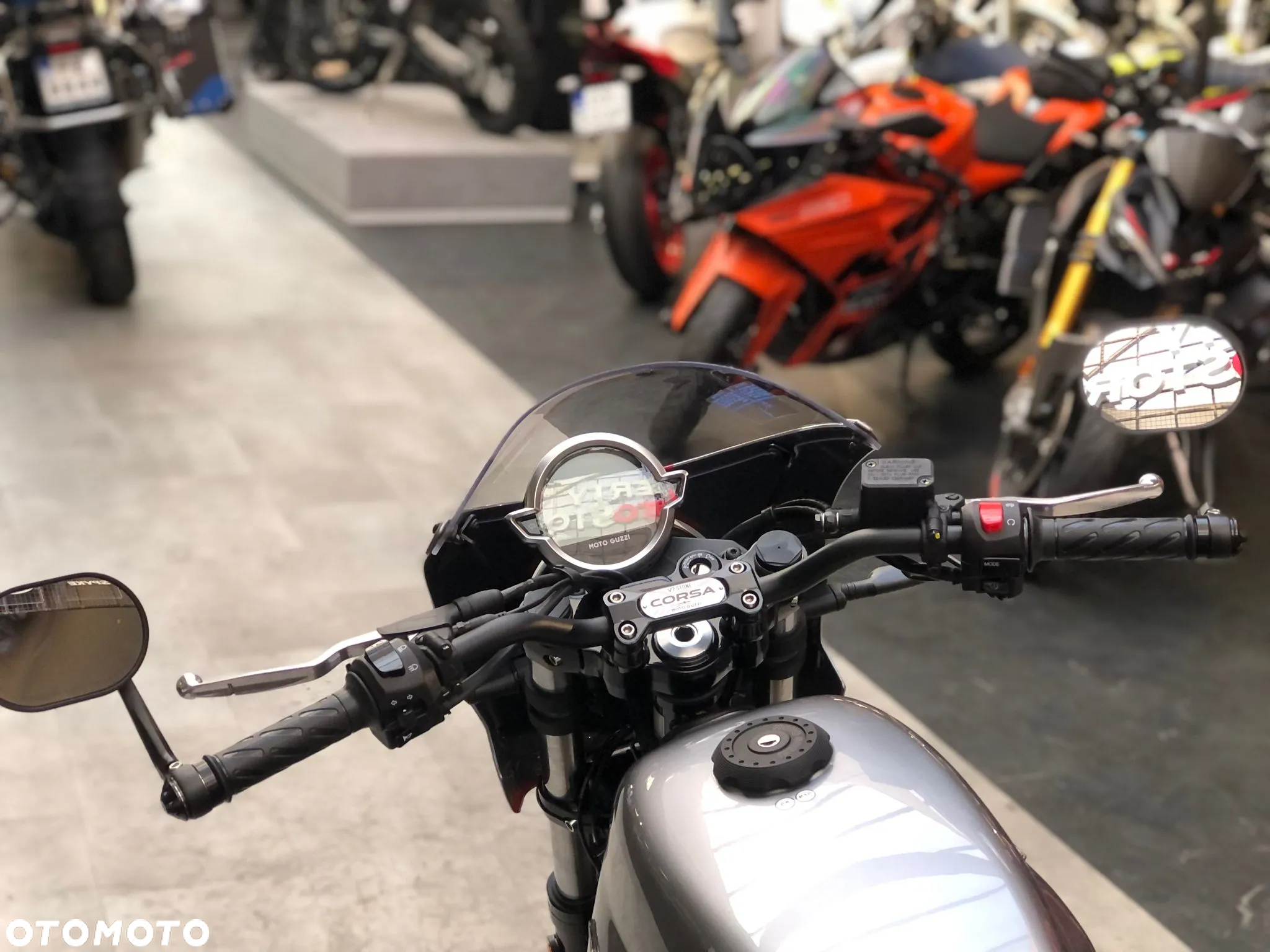 Moto Guzzi V7 - 12