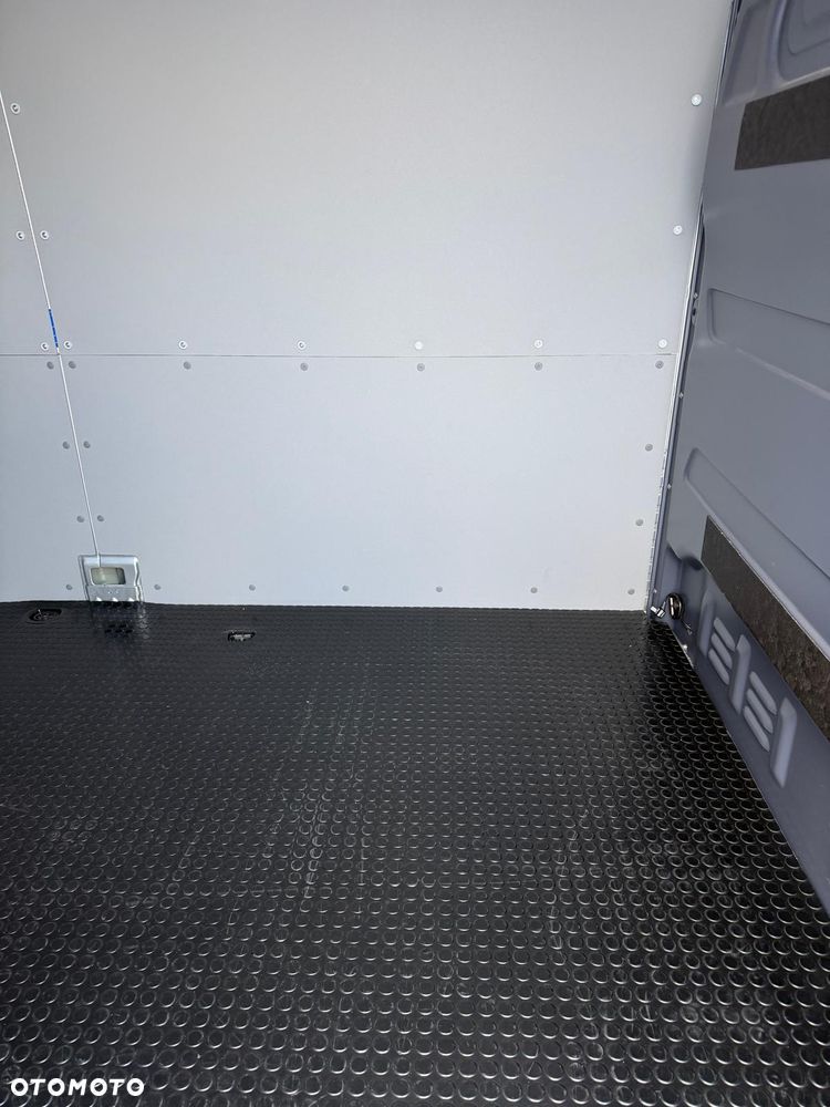 Mercedes-Benz Sprinter - 9