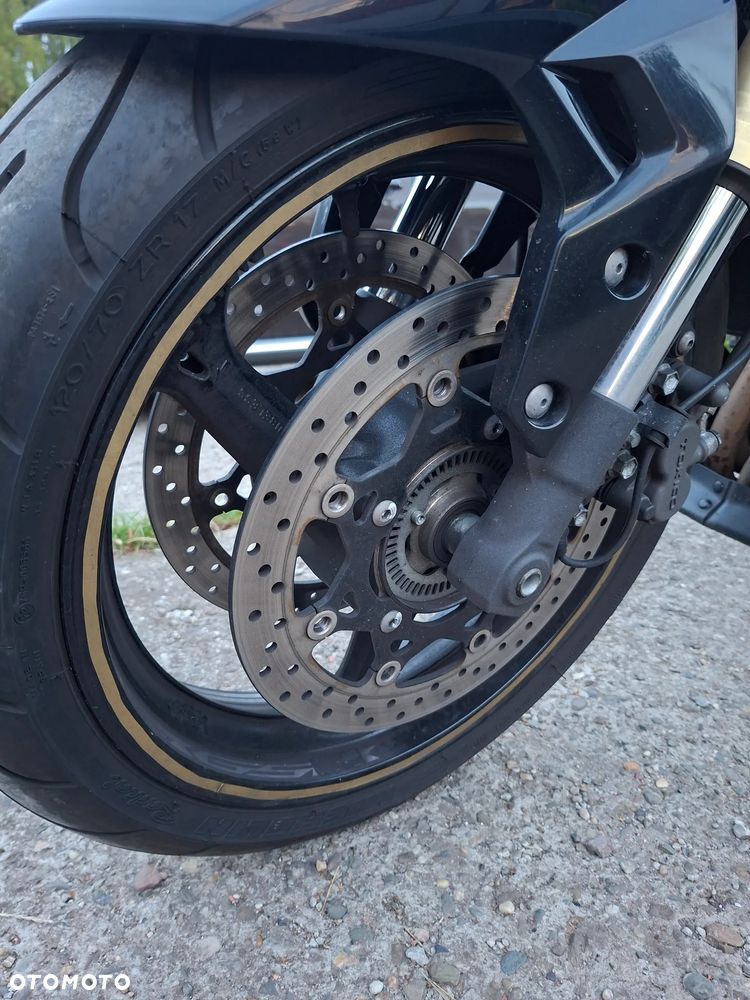 Suzuki GSR - 3