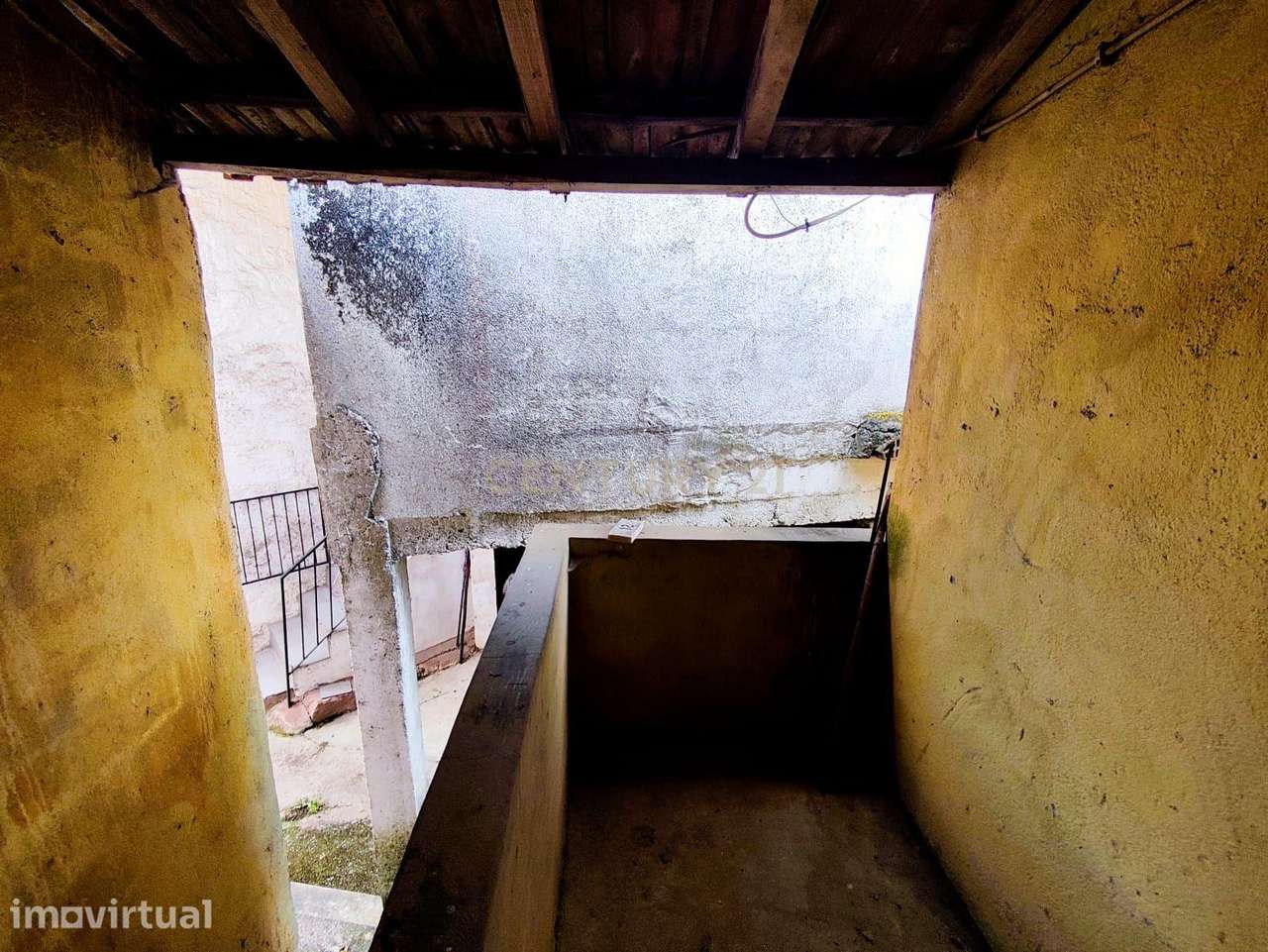 Pequena casa, em pedra, com lareira e forno para reabilitar - Grande imagem: 4/12