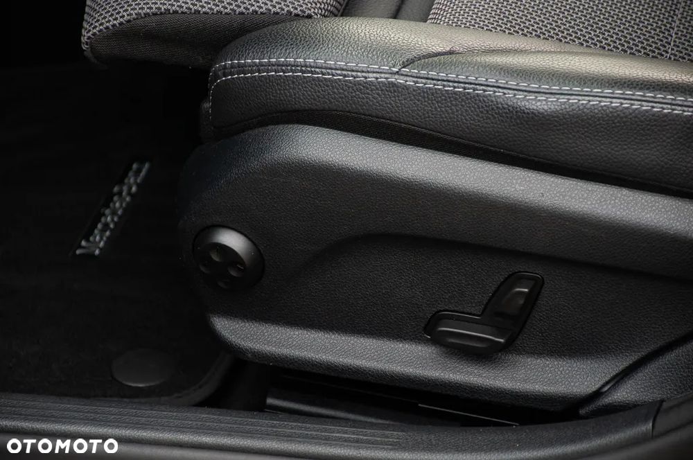 Mercedes-Benz Klasa C 200 9G-TRONIC Avantgarde - 32