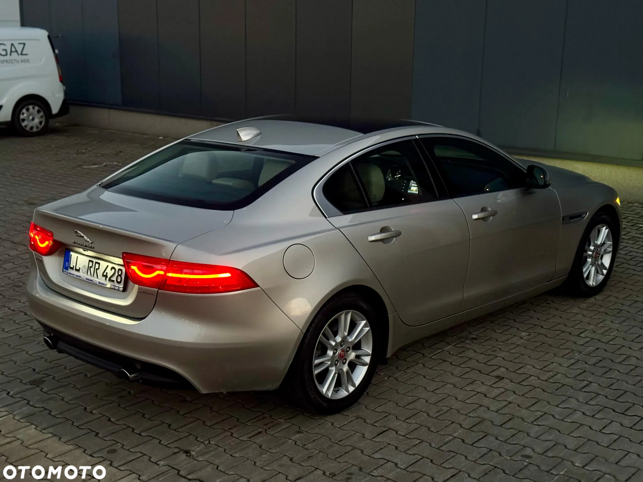 Jaguar XE 2.0 P250 HSE - 8