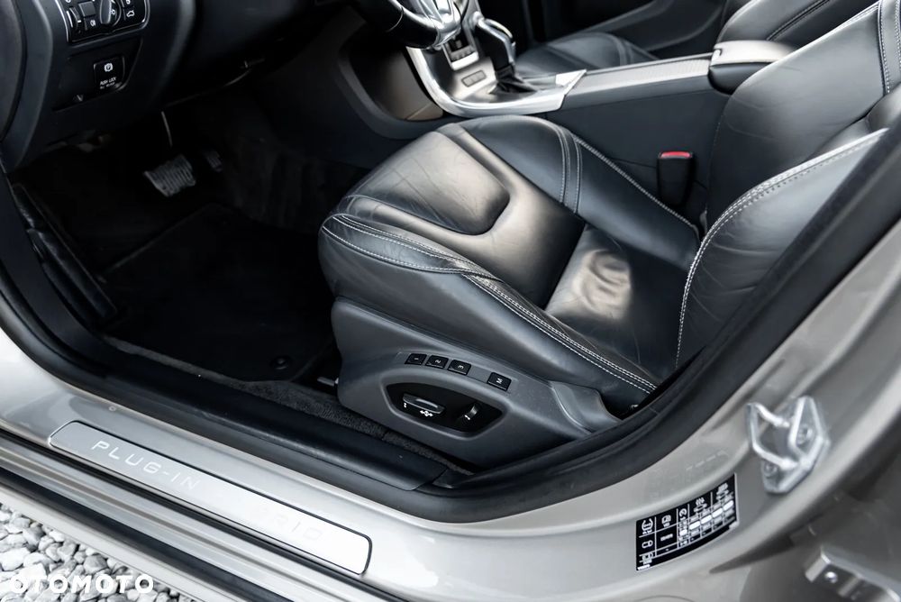 Volvo V60 D6 AWD Plug-in Hybrid Momentum - 17