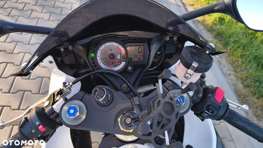 Suzuki GSR - 9