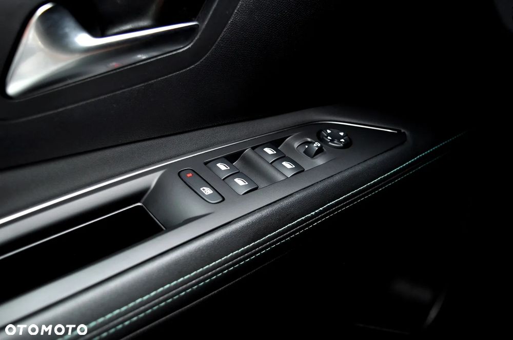 Peugeot 3008 1.2 PureTech Allure S&S EAT8 - 17