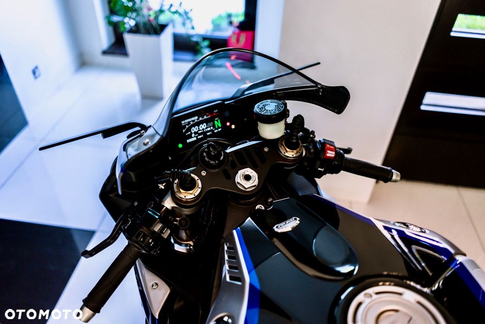 Yamaha R1 - 26