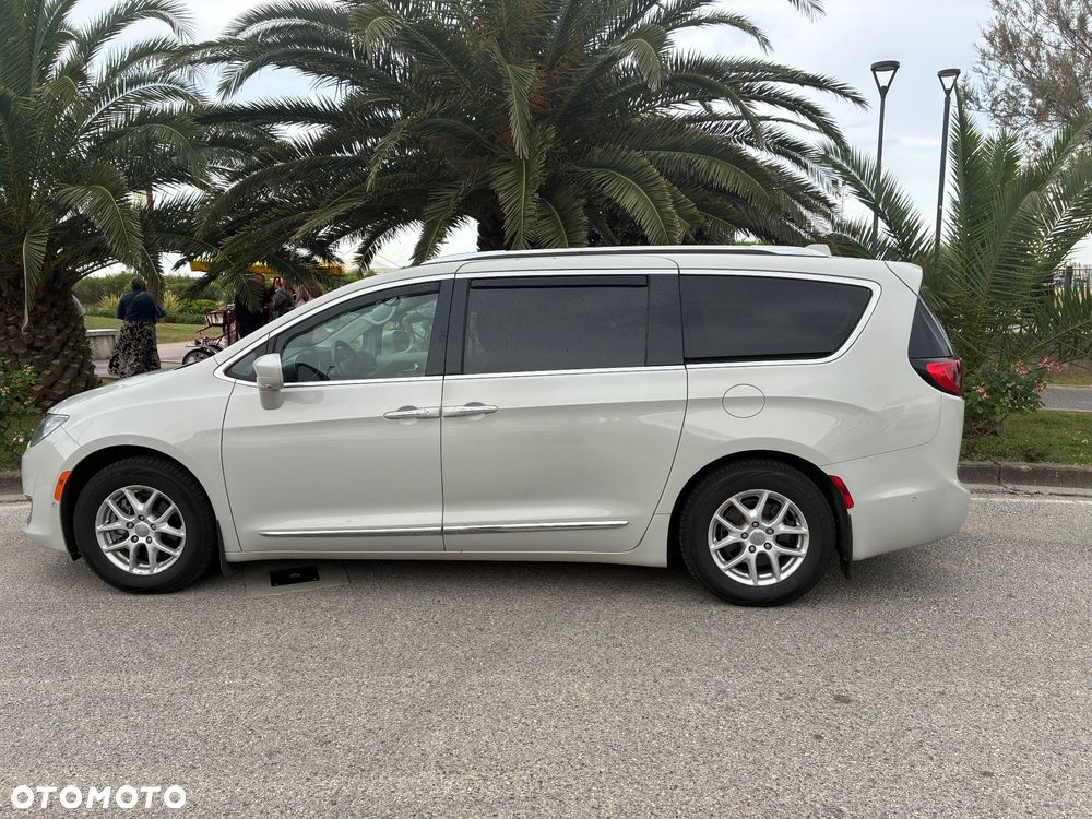 Chrysler Pacifica - 4