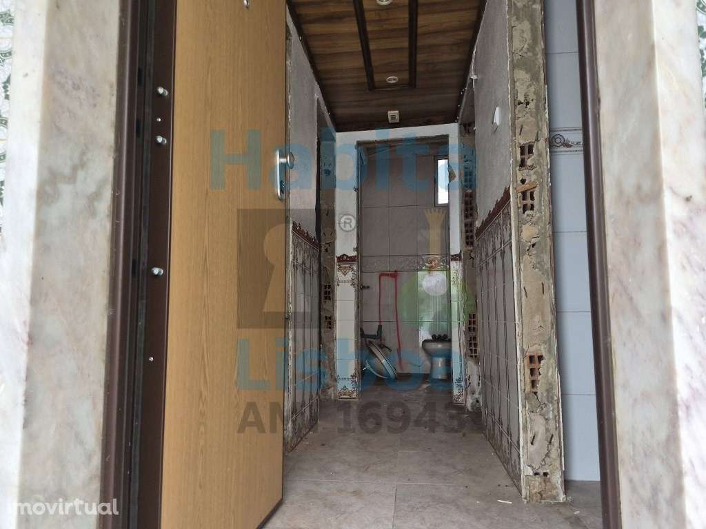 Moradia V2 para Venda em Vialonga - A Necessitar de Obras - Grande imagem: 3/16