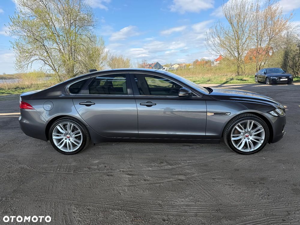 Jaguar XF 35t Prestige - 8