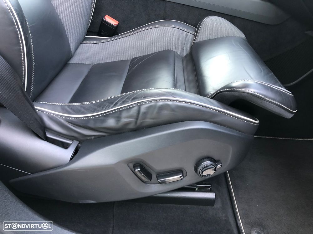 Volvo XC 60 2.0 T6 PHEV R-Design AWD - 30