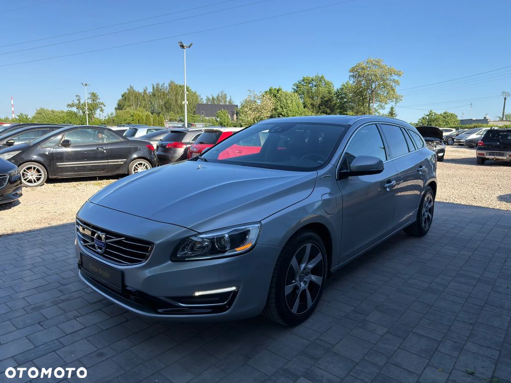 Volvo V60 D6 AWD Plug-in Hybrid R-Design Momentum - 8