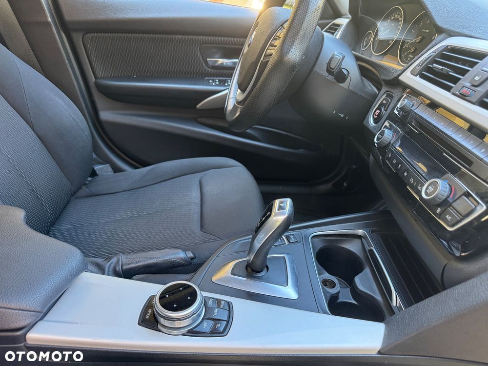 BMW Seria 3 318i - 33