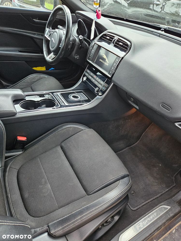 Jaguar XE 2.0 D R-Sport - 6