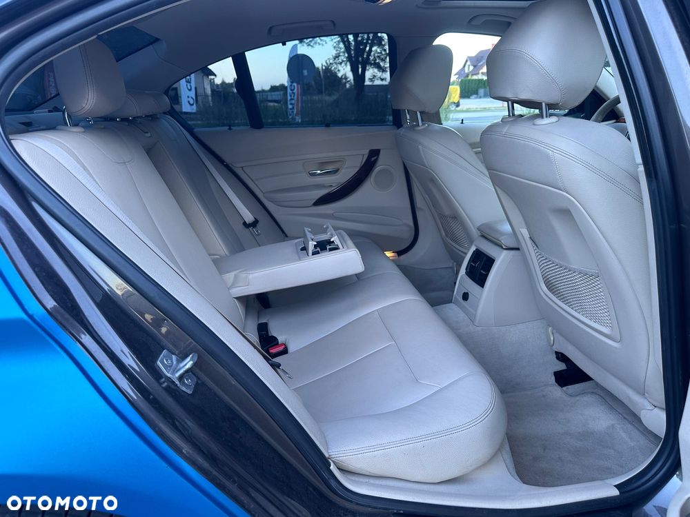 BMW Seria 3 328i xDrive Modern Line - 31