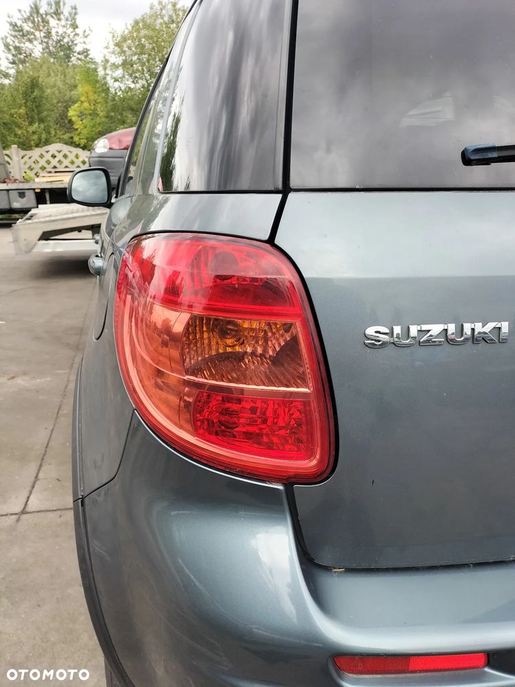 SUZUKI SX4 1.6 VVT 107KM ZY4 DRZWI PRAWE LEWE PRZÓD PRZENIE ZDERZAK PRZÓD TYŁ KLAPA DRZWI PRAWY LEWE TYŁ PRZÓD MASKA BŁOTNIK LAMPA PAS PRZEDNI SZYBA LUSTERKO SILNIK SKRZYNIA CAŁY NA CZĘŚCI - 7