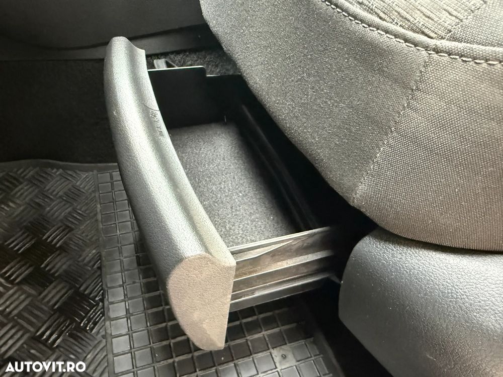 Volkswagen Touran - 27