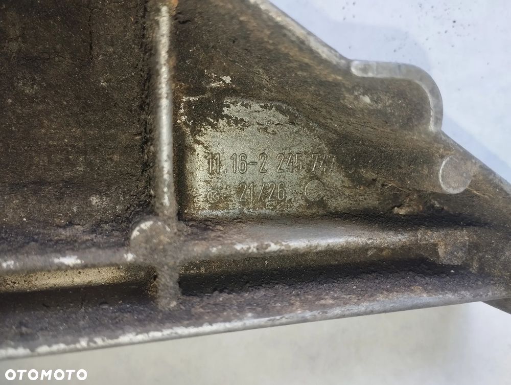 ŁAPA WSPORNIK POMPY BMW E39 2245747 - 5