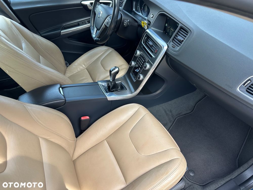 Volvo V60 D4 Momentum - 14