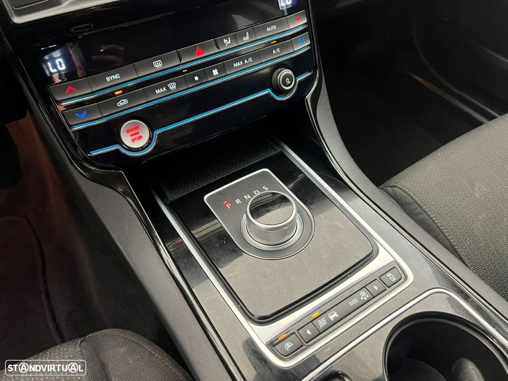 Jaguar XE 2.0 D Prestige Aut. - 8