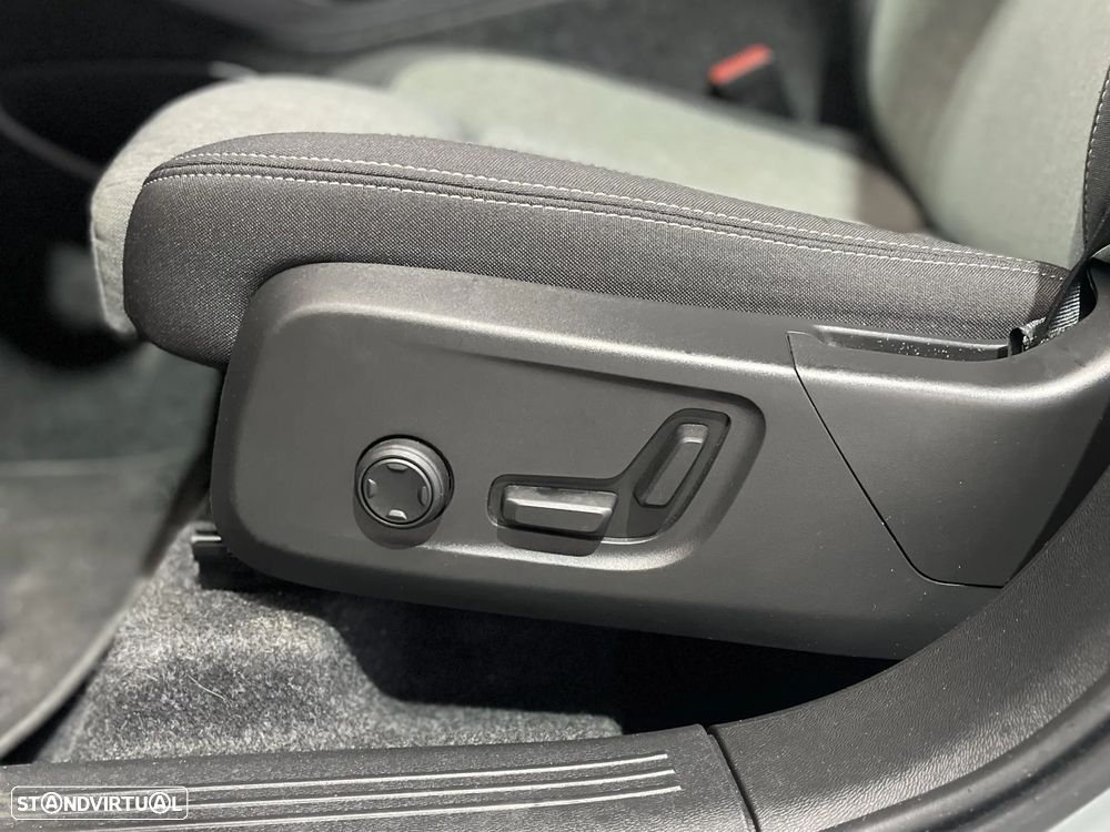 Volvo XC 40 2.0 B3 Plus Dark - 17