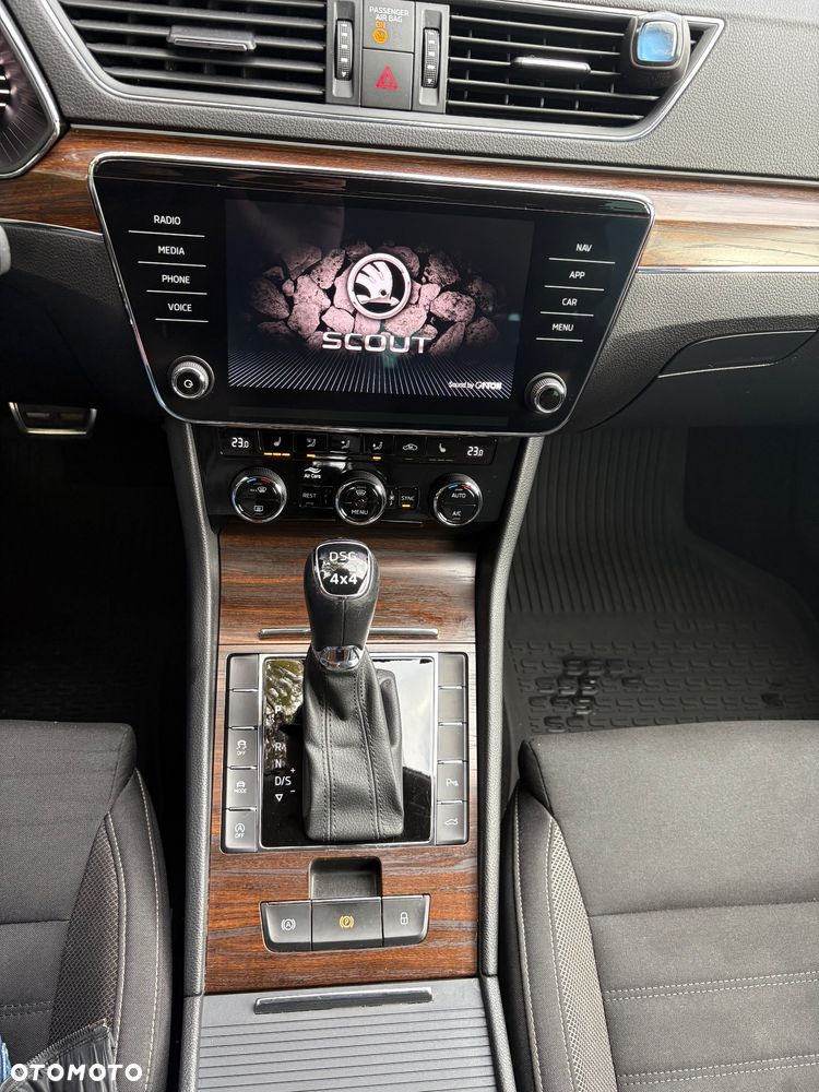 Skoda Superb 2.0 TDI SCR 4x4 Scout DSG - 16