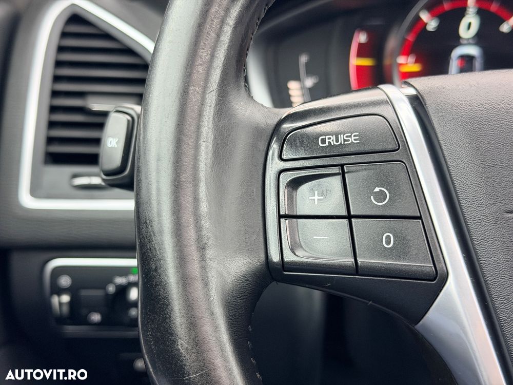 Volvo XC 60 D4 Momentum - 32