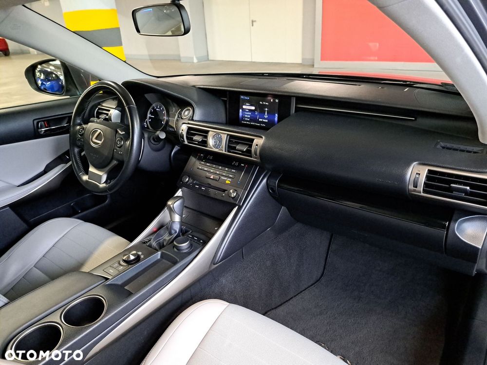 Lexus IS 200t Elite - 18