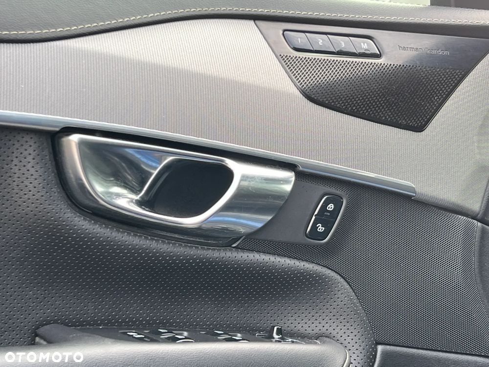 Volvo XC 90 D5 AWD R-Design 7os - 13