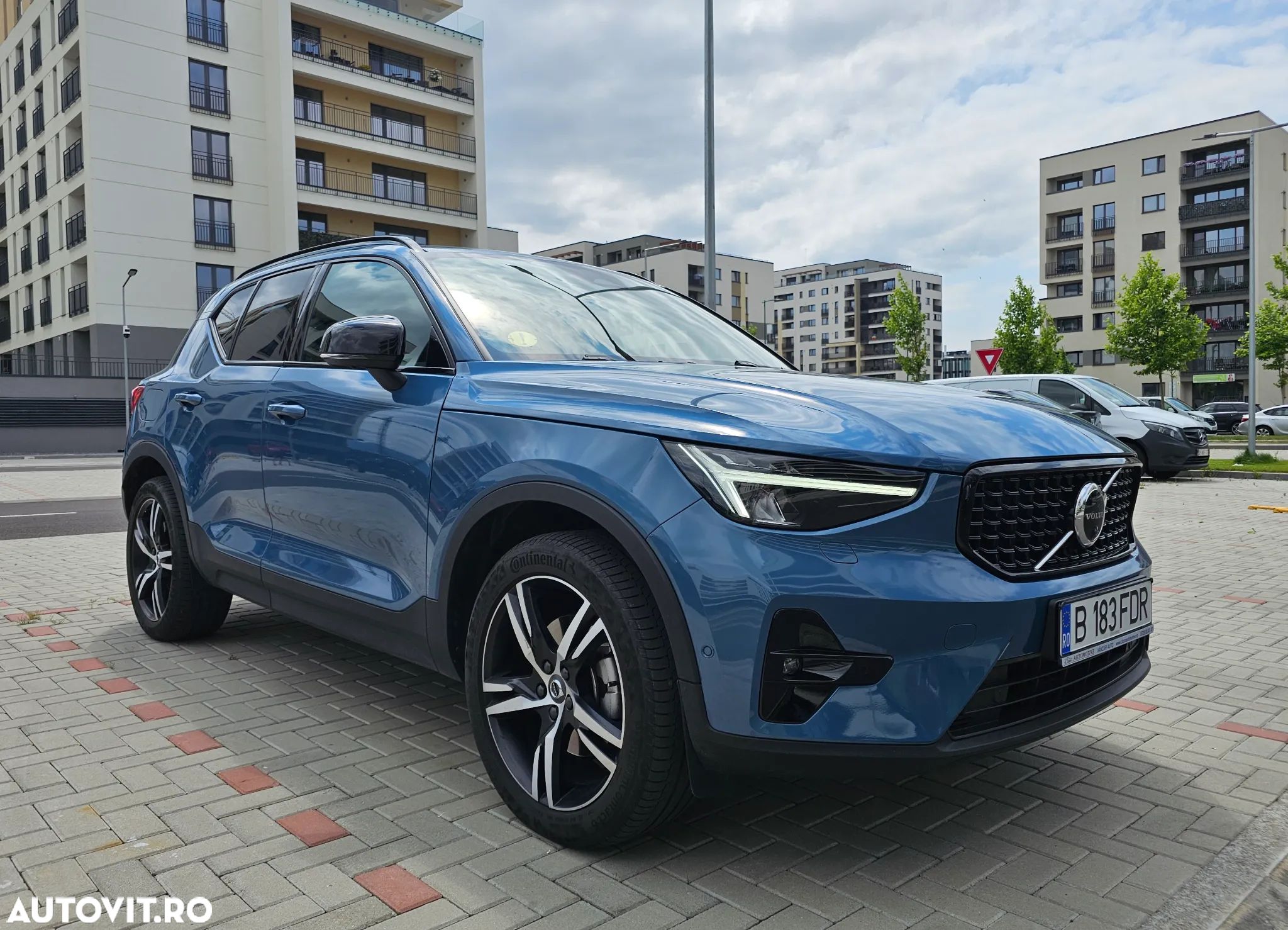 Volvo XC 40 B4 AT8 AWD Mild Hybrid R-Design - 1