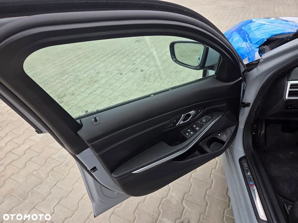 BMW Seria 3 330e xDrive M Sport - 8