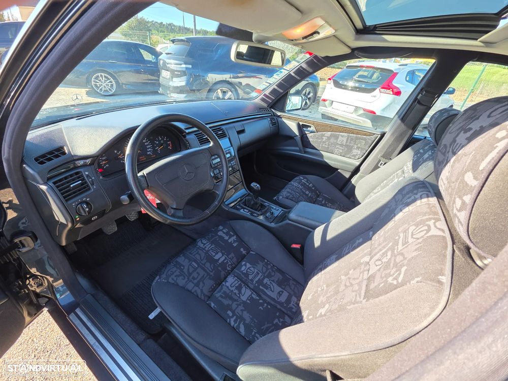Mercedes-Benz E 250 TD Classic - 12