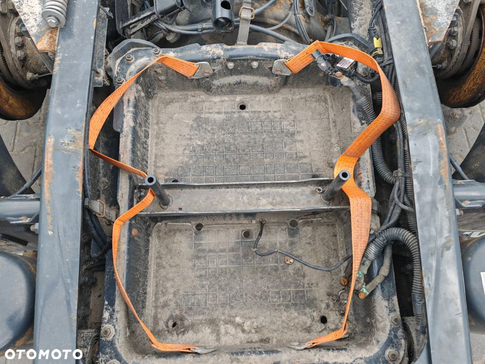 PODSTAWA POJEMNIK WANIENKA AKUMULATORA IVECO S-WAY - 3